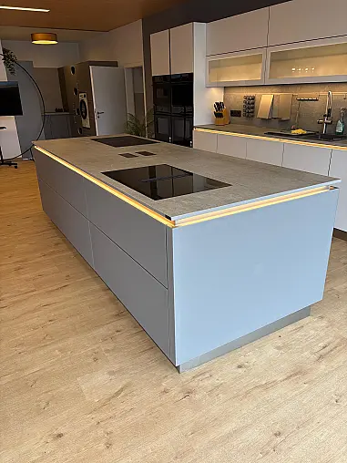 Küche mit Glasfronten und Lackierten Umfeld