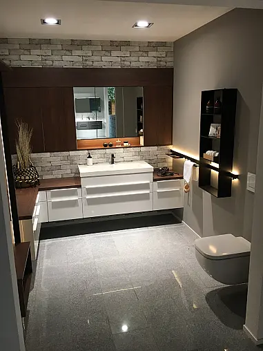 Exklusives Badezimmer über Eck geplant - LED-Beleuchtungen - LED-Relingbeleuchtung - Motiv-Rückwandverkleidung - Backlight-Stollenregal