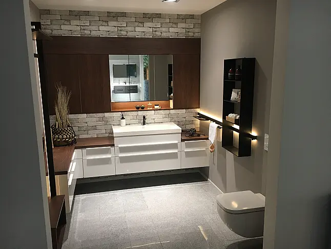 Exklusives Badezimmer über Eck geplant - LED-Beleuchtungen - LED-Relingbeleuchtung - Motiv-Rückwandverkleidung - Backlight-Stollenregal