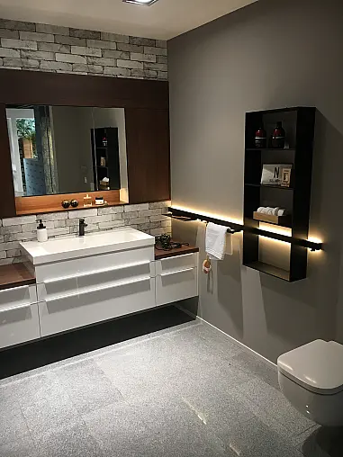 Exklusives Badezimmer über Eck geplant - LED-Beleuchtungen - LED-Relingbeleuchtung - Motiv-Rückwandverkleidung - Backlight-Stollenregal