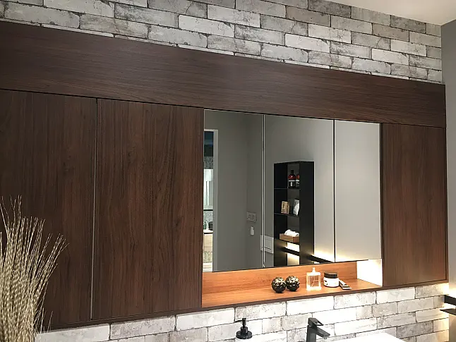 Exklusives Badezimmer über Eck geplant - LED-Beleuchtungen - LED-Relingbeleuchtung - Motiv-Rückwandverkleidung - Backlight-Stollenregal