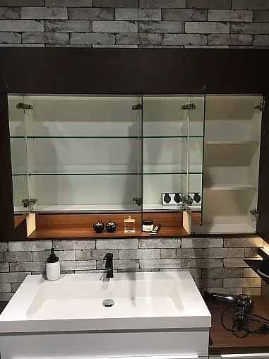 Exklusives Badezimmer über Eck geplant - LED-Beleuchtungen - LED-Relingbeleuchtung - Motiv-Rückwandverkleidung - Backlight-Stollenregal