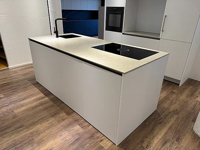 Ein Klassiker mit bester Ausstattung und schönen Details. Quarzstein | Mattlack | Gaggenau | Bora | Neff | Liebherr | Dornbracht
