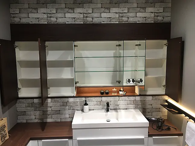 Exklusives Badezimmer über Eck geplant - LED-Beleuchtungen - LED-Relingbeleuchtung - Motiv-Rückwandverkleidung - Backlight-Stollenregal