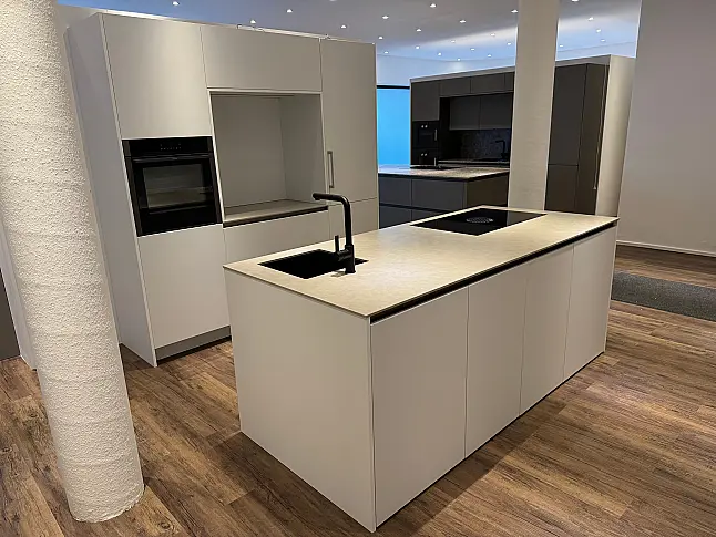 Ein Klassiker mit bester Ausstattung und schönen Details. Quarzstein | Mattlack | Gaggenau | Bora | Neff | Liebherr | Dornbracht