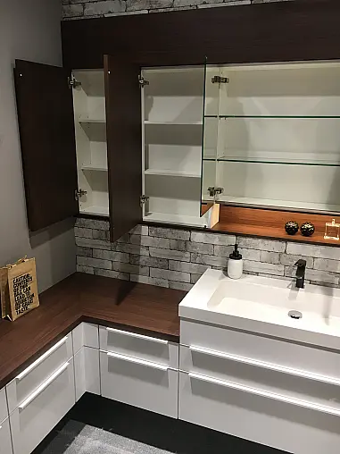 Exklusives Badezimmer über Eck geplant - LED-Beleuchtungen - LED-Relingbeleuchtung - Motiv-Rückwandverkleidung - Backlight-Stollenregal