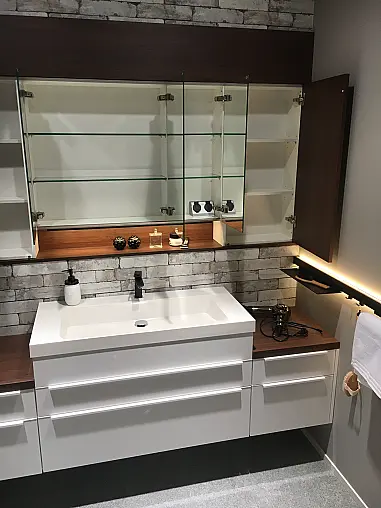 Exklusives Badezimmer über Eck geplant - LED-Beleuchtungen - LED-Relingbeleuchtung - Motiv-Rückwandverkleidung - Backlight-Stollenregal