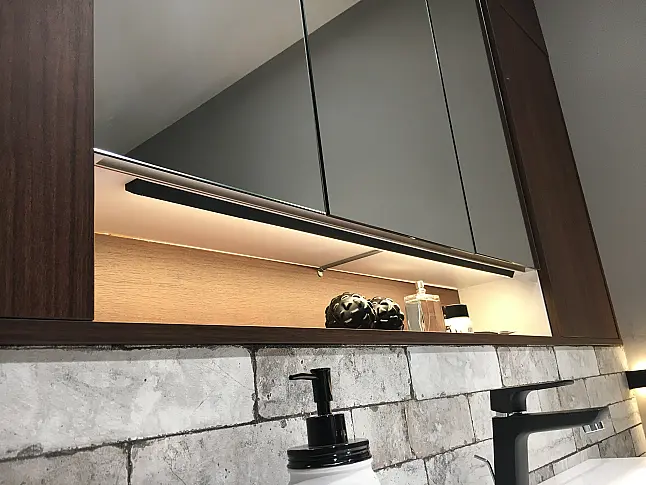 Exklusives Badezimmer über Eck geplant - LED-Beleuchtungen - LED-Relingbeleuchtung - Motiv-Rückwandverkleidung - Backlight-Stollenregal