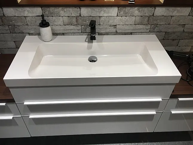 Exklusives Badezimmer über Eck geplant - LED-Beleuchtungen - LED-Relingbeleuchtung - Motiv-Rückwandverkleidung - Backlight-Stollenregal
