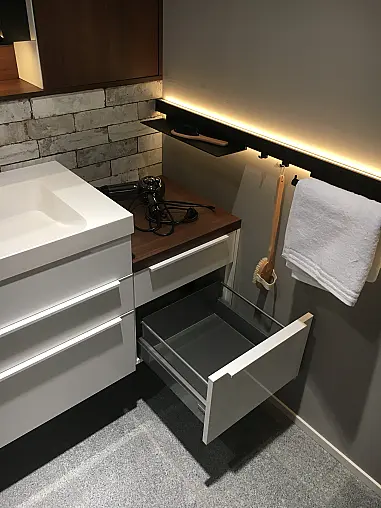 Exklusives Badezimmer über Eck geplant - LED-Beleuchtungen - LED-Relingbeleuchtung - Motiv-Rückwandverkleidung - Backlight-Stollenregal