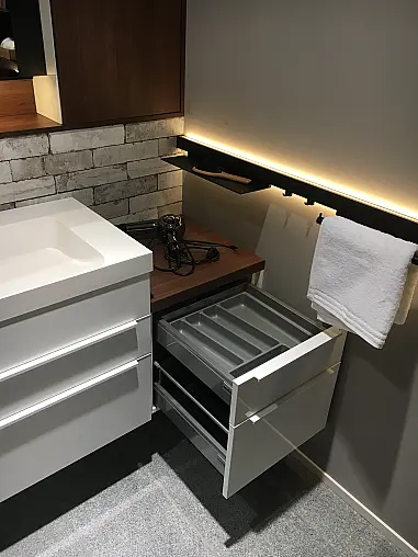 Exklusives Badezimmer über Eck geplant - LED-Beleuchtungen - LED-Relingbeleuchtung - Motiv-Rückwandverkleidung - Backlight-Stollenregal