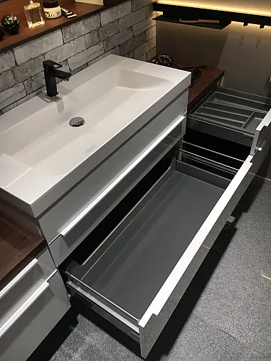 Exklusives Badezimmer über Eck geplant - LED-Beleuchtungen - LED-Relingbeleuchtung - Motiv-Rückwandverkleidung - Backlight-Stollenregal