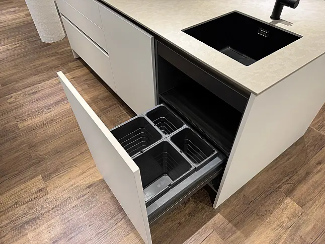 Ein Klassiker mit bester Ausstattung und schönen Details. Quarzstein | Mattlack | Gaggenau | Bora | Neff | Liebherr | Dornbracht
