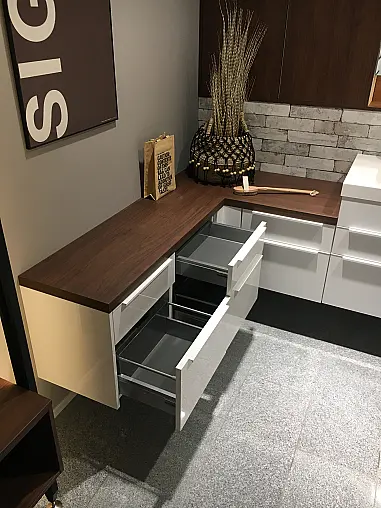 Exklusives Badezimmer über Eck geplant - LED-Beleuchtungen - LED-Relingbeleuchtung - Motiv-Rückwandverkleidung - Backlight-Stollenregal