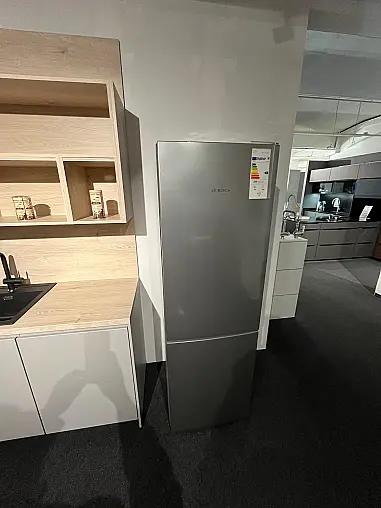 Exklusive Fotoküche mit Insel und Stand-Kühl-Gefrierkombination von Bosch - Grifflos - Lack-Front