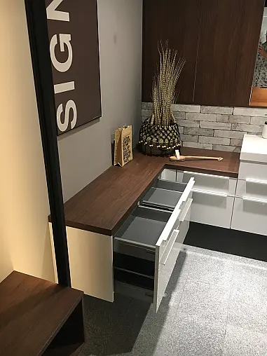 Exklusives Badezimmer über Eck geplant - LED-Beleuchtungen - LED-Relingbeleuchtung - Motiv-Rückwandverkleidung - Backlight-Stollenregal