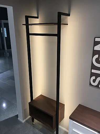 Exklusives Badezimmer über Eck geplant - LED-Beleuchtungen - LED-Relingbeleuchtung - Motiv-Rückwandverkleidung - Backlight-Stollenregal
