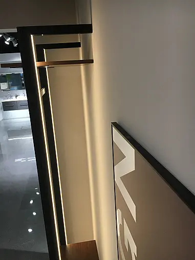 Exklusives Badezimmer über Eck geplant - LED-Beleuchtungen - LED-Relingbeleuchtung - Motiv-Rückwandverkleidung - Backlight-Stollenregal