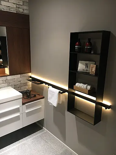 Exklusives Badezimmer über Eck geplant - LED-Beleuchtungen - LED-Relingbeleuchtung - Motiv-Rückwandverkleidung - Backlight-Stollenregal