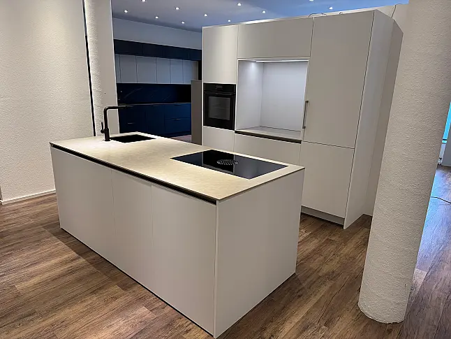 Ein Klassiker mit bester Ausstattung und schönen Details. Quarzstein | Mattlack | Gaggenau | Bora | Neff | Liebherr | Dornbracht