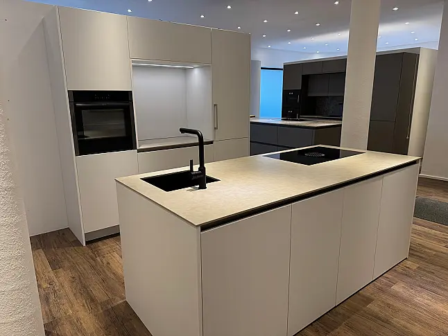 Ein Klassiker mit bester Ausstattung und schönen Details. Quarzstein | Mattlack | Gaggenau | Bora | Neff | Liebherr | Dornbracht