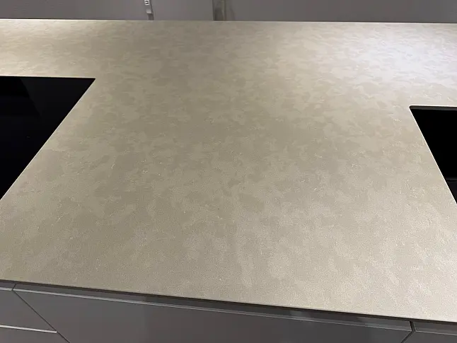 Ein Klassiker mit bester Ausstattung und schönen Details. Quarzstein | Mattlack | Gaggenau | Bora | Neff | Liebherr | Dornbracht