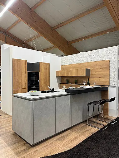 Nolte Ausstellungsküche L23 Lucca, 245 Zement Saphirgrau und A19 Artwood 22V Eiche Ventura