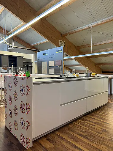 Stilvolle Küche mit Kochinsel in Hochglanz und extra großem Hochschrank für viel Stauraum