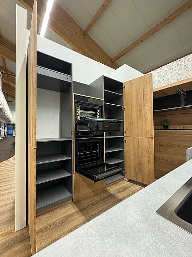 Nolte Ausstellungsküche L23 Lucca, 245 Zement Saphirgrau und A19 Artwood 22V Eiche Ventura