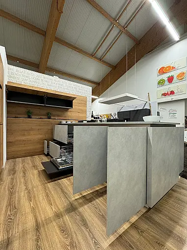 Nolte Ausstellungsküche L23 Lucca, 245 Zement Saphirgrau und A19 Artwood 22V Eiche Ventura