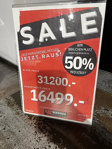 Klassische Inselküche mit Esstisch