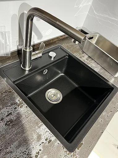 Klassische Inselküche mit Esstisch