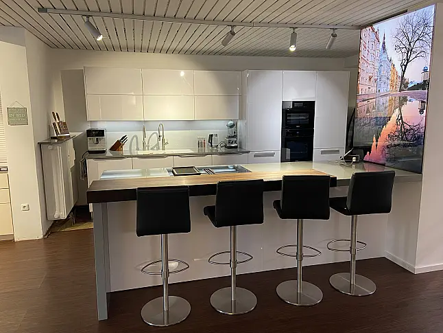 Ausstellungsküche HÄCKER AV 4030 Polarweiss Hochglanz + Quarzstein OKITE Grigio Bardiglio
