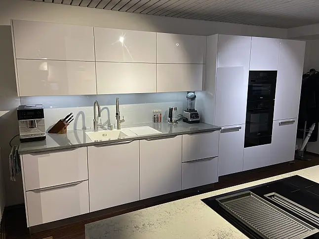 Ausstellungsküche HÄCKER AV 4030 Polarweiss Hochglanz + Quarzstein OKITE Grigio Bardiglio