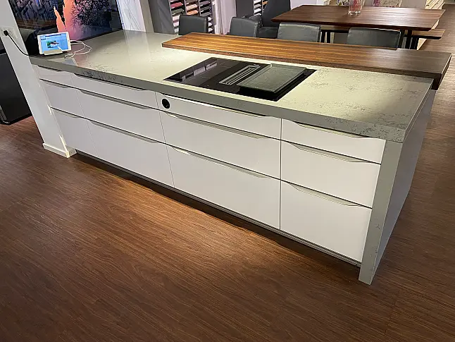Ausstellungsküche HÄCKER AV 4030 Polarweiss Hochglanz + Quarzstein OKITE Grigio Bardiglio