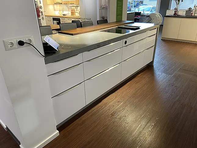 Ausstellungsküche HÄCKER AV 4030 Polarweiss Hochglanz + Quarzstein OKITE Grigio Bardiglio