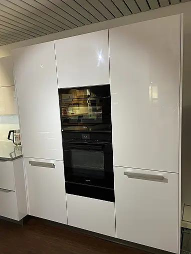 Ausstellungsküche HÄCKER AV 4030 Polarweiss Hochglanz + Quarzstein OKITE Grigio Bardiglio