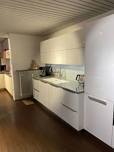 Ausstellungsküche HÄCKER AV 4030 Polarweiss Hochglanz + Quarzstein OKITE Grigio Bardiglio