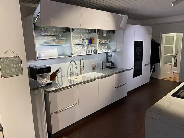 Ausstellungsküche HÄCKER AV 4030 Polarweiss Hochglanz + Quarzstein OKITE Grigio Bardiglio
