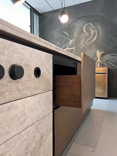 Einzelstück mit einzigartigem Materialmix