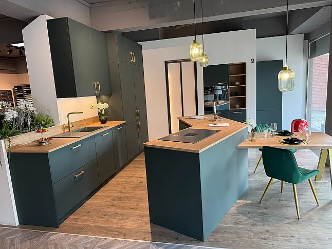 Schicke, moderne Küche mit Insel, Ansatztisch und V-Zug Geräten