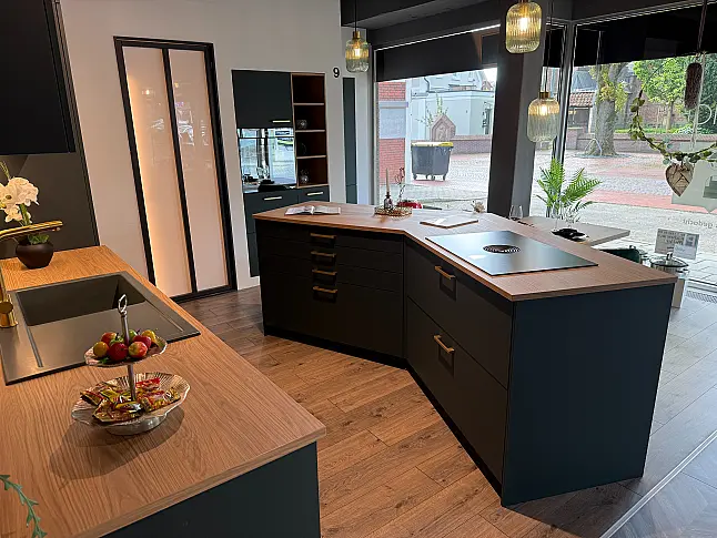 Schicke, moderne Küche mit Insel, Ansatztisch und V-Zug Geräten