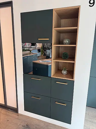 Schicke, moderne Küche mit Insel, Ansatztisch und V-Zug Geräten