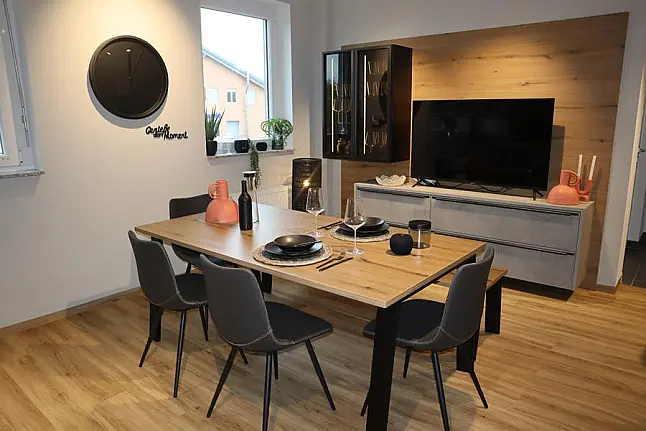 Elegantes Speisezimmer mit Passender Wohnwand – Stilvoll und Harmonisch