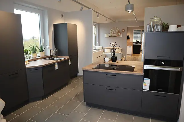 Elegante Dunkle Küche von Interliving – Stil und Qualität vereint