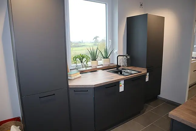 Elegante Dunkle Küche von Interliving – Stil und Qualität vereint