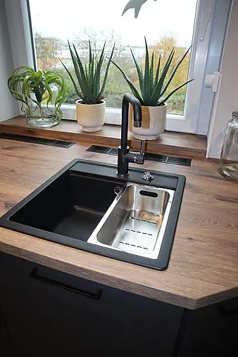 Elegante Dunkle Küche von Interliving – Stil und Qualität vereint