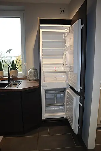 Elegante Dunkle Küche von Interliving – Stil und Qualität vereint