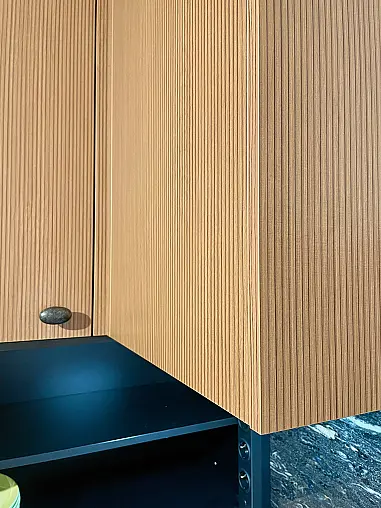 Küche in Fräsrillen-Optik mit Naturstein-Arbeitsplatte