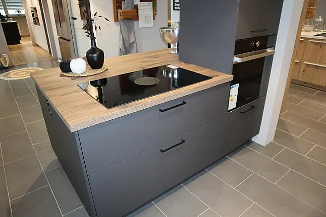 Elegante Dunkle Küche von Interliving – Stil und Qualität vereint